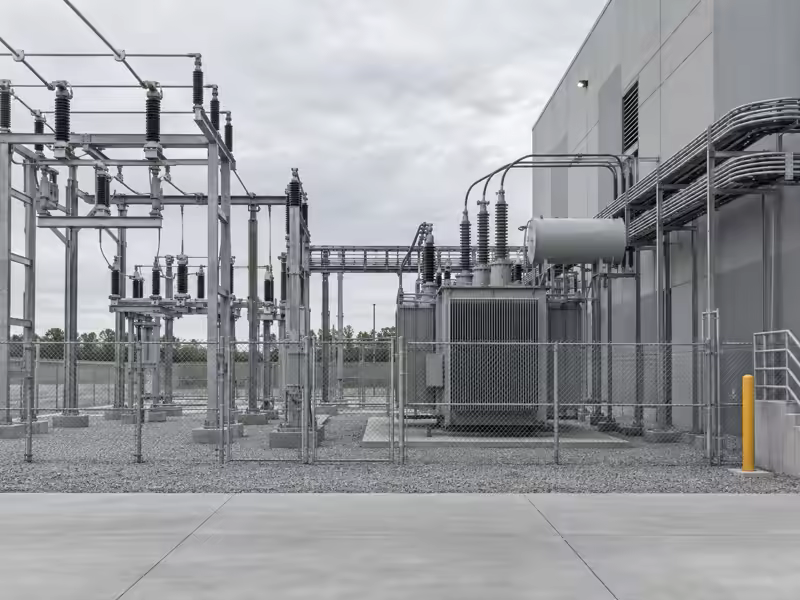 Subestación eléctrica con transformador junto a la nave